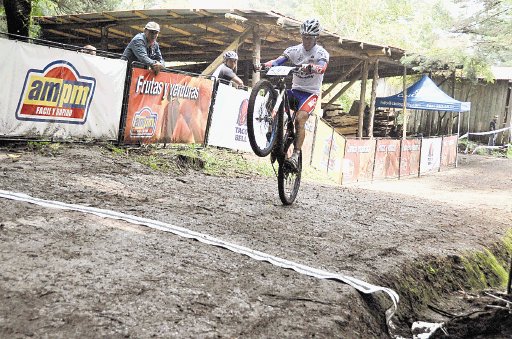 Andrey Fonseca destaca en ciclismo. Andrey Fonseca, ganó en abril pasado la medalla de oro, en los Panamericanos de mountain bike, en Colombia.Archivo