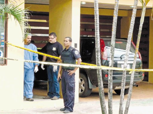  Usaron dos pistolas para asesinar a mujeres. Agentes del OIJ levantaron ayer nuevas evidencias en el inmueble. Nicolás Aguilar R.