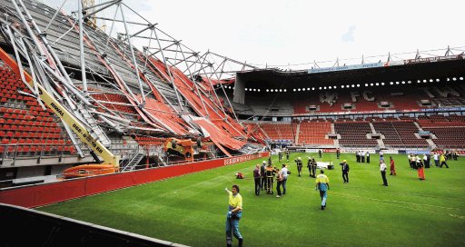  “Es muy lamentable”. La tragedia ocurrió durante la remodelación de una parte del techo del estadio del Twente, donde juega Bryan Ruiz. REUTERS.