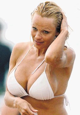  Pamela deportista. Pamela Anderson tiene 44 años de edad, es actriz y en el 1992 debutó en Baywatch.
