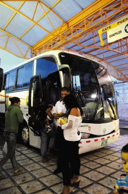  Éxodo de turistas este fin de semana. La empresa Caribeños reforzó la flotilla de autobuses que viajan a Limón para hacer frente a la demanda.Luis Navarro.