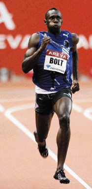 Bolt quiere jugar fútbol “a toda costa”. 