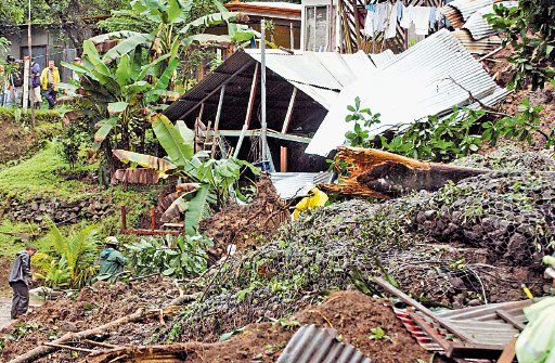  Afectados por derrumbe reclaman ¢2.300 millones. El alud arrasó con varias casas y mató a 14 personas que dormían en el momento de la emergencia en Bajo Cacao de Atenas, Alajuela. La Fiscalía acusó ahora a siete personas. Archivo