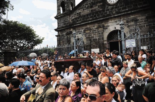  Cientos despidieron ayer a las tres mujeres asesinadas. Más de mil personas participaron en la emotiva despedida de las tres víctimas. Eyleen Vargas.