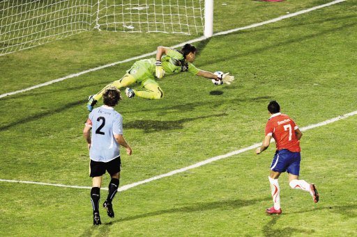  ¡Este Chile se ve muy bien !. Con un “puntazo” Alexis Sánchez logró anotar el empate contra el cuadro uruguayo.AP