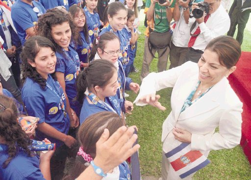  Plata para los supercampeones. La presidenta, Laura Chinchilla garantizó el apoyo económico de los exitosos deportistas. Alexander Otárola.