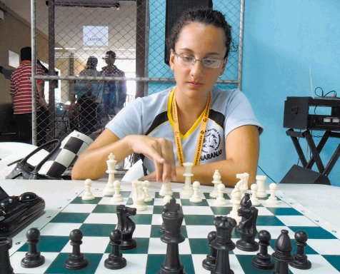  Se fue bañada de puro oro. María Elena participó en seis juegos.Federación de ajedrez