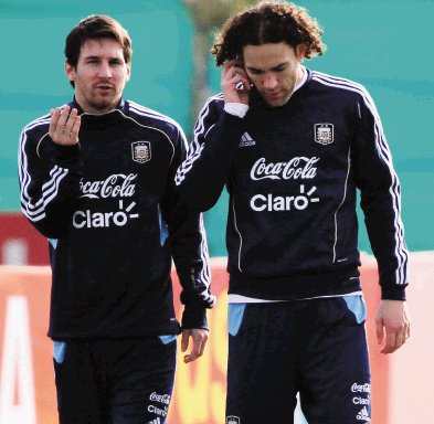 Batista pide apoyo a Messi. Messi en entrenamientoAP