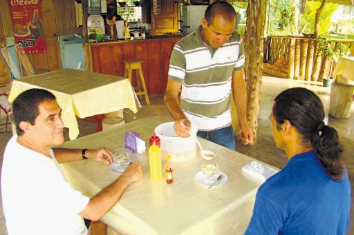  Ceviche de coco cautiva en el norte. Jairo Salazar atiende a la clientela en su soda. E. Chinchilla.