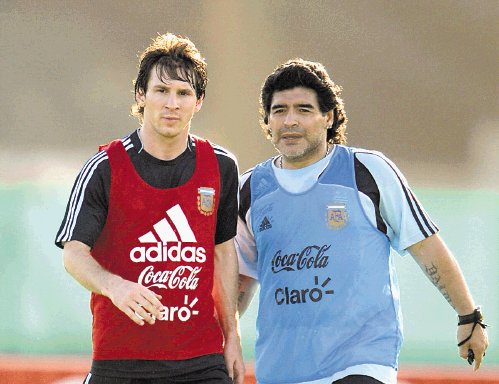 Maradona defiende a la “Pulga”. Salió a su defensa.AFP.
