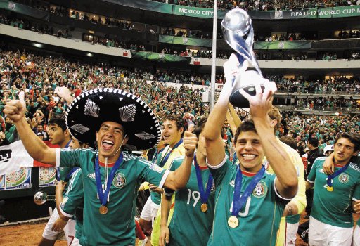  Estamos a años luz de los “chavos”. Mexicanos celebraron el título mundial en el Azteca. Reuters.