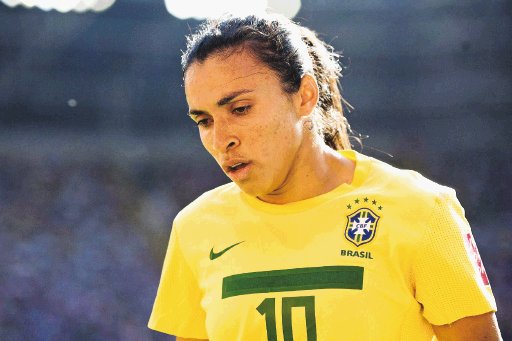  A Marta no la perdonaron. Marta, considerada la “Messi” del fútbol femenino, vivió una tarde amarga el domingo. Además, su equipo fue eliminado.EFE.