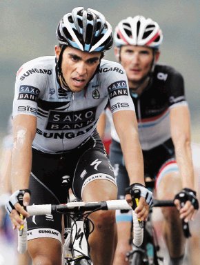  Contador espera los Pirineos. Alberto Contador espera la contrarreloj para recortar tiempo a los punteros del Tour. EFE.