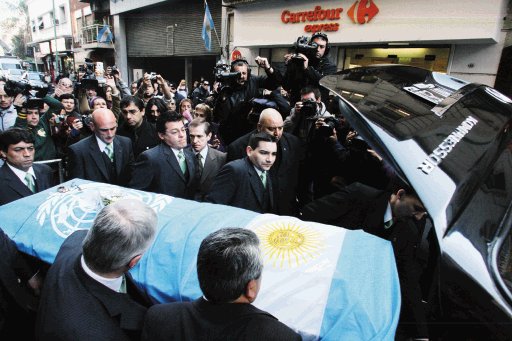  Decenas despiden a Cabral. Su ataúd fue envuelto en la bandera Argentina. EFE.
