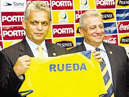  “No conversé con La Volpe”. Chiriboga (derecha) ratificó a Rueda como técnico de Ecuador. 
