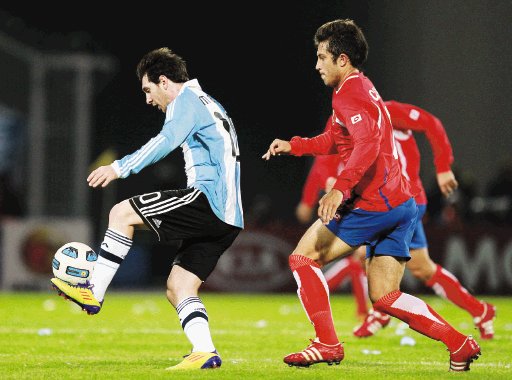 ¡Qué dilema para Rónald González!. Calvo contra un tal Lionel “La Pulga” Messi.AP.