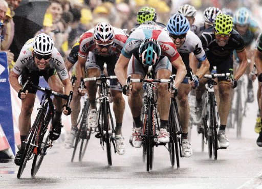  Cavendish tras Pirineos. Mark Cavendish (izquierda) celebró su triunfo en la undécima etapa. Ahora le espera brillar y rendir en la montaña. Reuters.