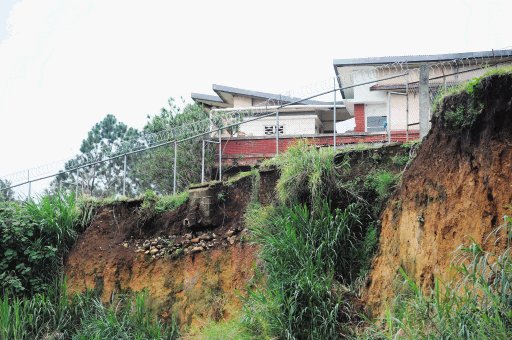  Nuevo deslizamiento  afecta c&#x00E1;rcel femenina  M&#x00E1;s de 100 privadas hoy a c&#x00E1;rcel de San Rafael, en Alajuela