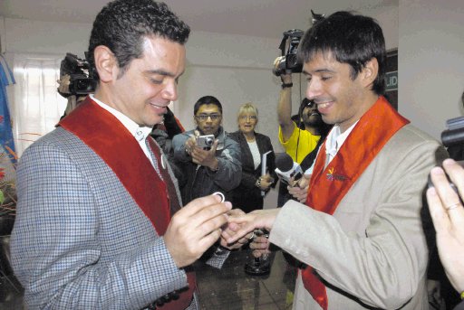  2.697 matrimonios gais en un año en Argentina. Alex (der.) y José se casaron en tierras argentinas. Archivo.