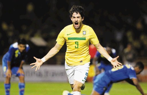  Brasil llega con todo. Alexandre Pato, 21 años. Debutó con la selección brasileña en un amistoso contra Suecia, donde anotó el gol de la victoria. Es su primera Copa América.