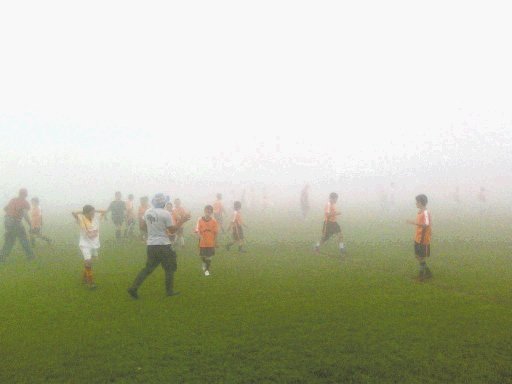  Se acabó el descanso. En Zarcero, la neblina fue una de las “invitadas”. Gollo Copa
