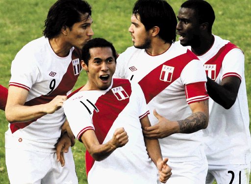 Markari&#x00E1;n, DT de Per&#x00FA;, pas&#x00F3; de la furia a la euforia Colombianos se cre&#x00ED;an favoritos, pero peruanos dieron la sorpresa y los eliminaron de Copa Am&#x00E9;rica