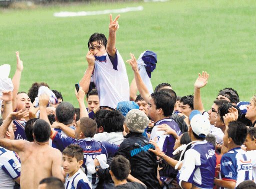  Una ovaci&#x00F3;n para el  &#x201C;Matador&#x201D; brumoso   <b>Brumosos vencieron dos por cero a River Plate de Uruguay </b>