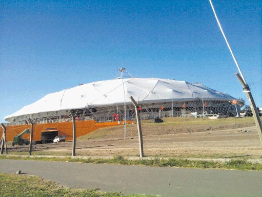  Como si fuera carpa de circo. Sin duda La Plata tiene un “chuzo” de estadio.M. Montenegro.