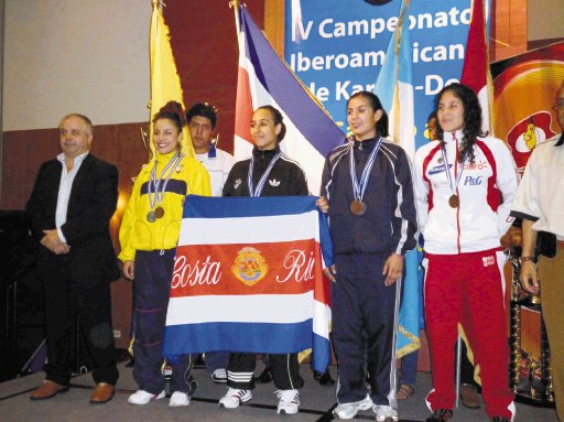  De la avioneta a la medalla de oro. Ashley Binns muestra orgullosa la bandera de Costa Rica tras ganar la categoría Open.A. Binns