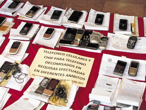 Decomisan 300 puñales y 30 celulares. El iPhone fue el teléfono más llamativo. Nicolás Aguilar.