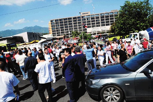  Tema de incapacidades: “manzana” de discordia. Huelga en las afueras del Hospital México. Marvin Caravaca.