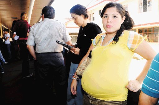  Embarazada hizo fila más de dos horas. Ortega llegó a las 9 a.m. y se fue a las 11:30 a.m.Castillo.