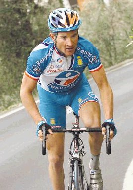  Muerte en el Tour. Un mecánico chofer, tío del ciclista Jérôme Pineau, fue encontrado muerto.Internet