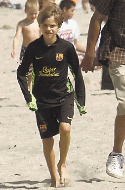 Hijo de Beckham le va al Barcelona. Romeo fue visto en una playa estadounidense.