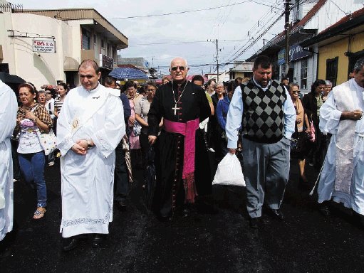  Los primeros son vecinos de Alajuela. El obispo al frente.J.Calderón.