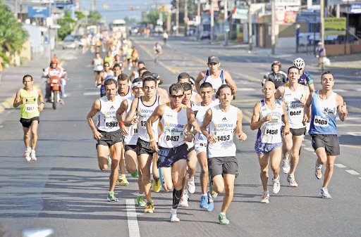 XXV edición de la Clásica Santaneña. La élite encabezó a los más de 1.500 atletas que asistieron a la cita ayer en La Sabana para correr la Santaneña. Carlos Borbón.