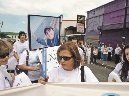  Cientos gritaron sí a la paz y al amor. Zenobia Marchena llevó la foto de su hijo y su dolor. N. Aguilar.
