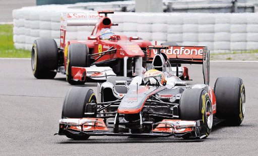Lewis Hamilton se mete en la pelea. Lewis Hamilton se impuso sobre el español Fernando Alonso en una gran carrera en Alemania.AP.