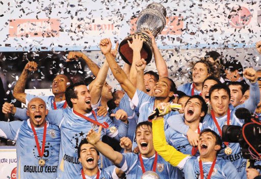 Copa Am&#x00E9;rica qued&#x00F3; en la mejores manos &#x201C;Campeones&#x201D; gritaron los &#x201C;charr&#x00FA;as&#x201D;. Uruguay sum&#x00F3; el t&#x00ED;tulo quince