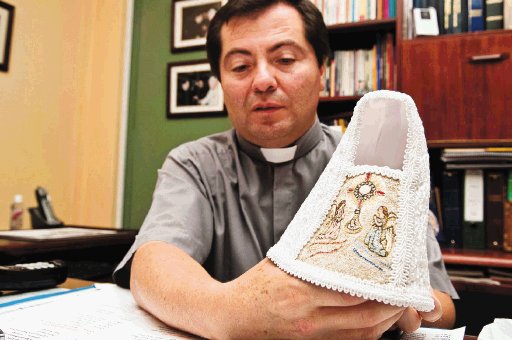  Listos vestido y rosario que usará ‘La Negrita’. El padre Jorge Eddy Solórzano muestra el vestido bordado a mano. Jorge Castillo.