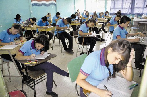  Estudiantes aplicaron ayer prueba de redacción. 55 jóvenes del colegio El Carmen hicieron la prueba. F. Barrantes.