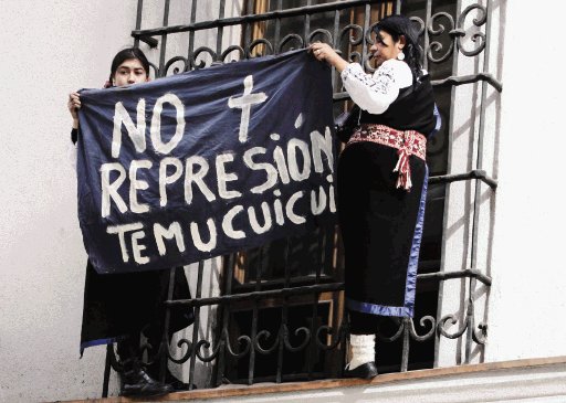 Mujeres trepan balcón de sede de gobierno. Mujeres mapuches de la comunidad de Temucuicui protestaron ayer desde una ventana de la Casa de la Moneda, en Santiago (Chile). EFE.