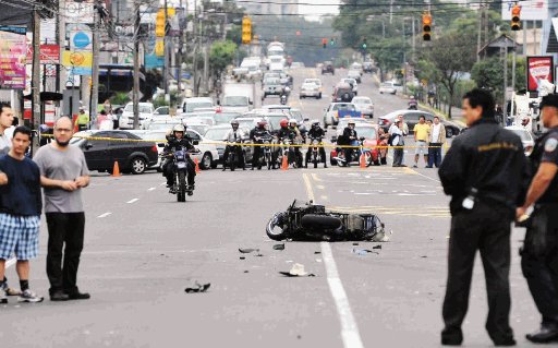  Mata a dos motociclistas y se entrega. Los fallecidos vivían en Lomas del Río, Pavas. Marín era padre de dos hijos mientras que Cerdas de tres. Carlos González.