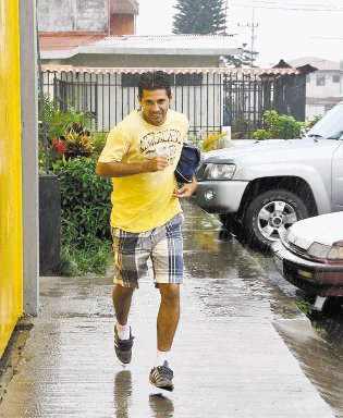  Varado por un viejo problema. Pablo Brenes: escapa al aguacero ayer en Guadalupe.M. Vega.