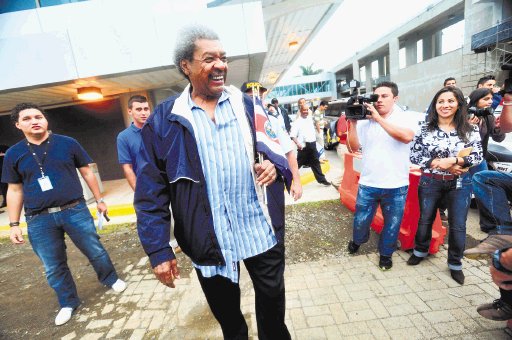  Don King se robó el “show”. Salió feliz, gritando vivas a Costa Rica y con ganas de ver a la Presidenta, Chinchilla. Meylin Aguilera.