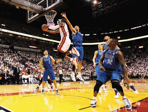  Miami toma la ventaja. Dwyane Wade (3) de Miami Heat esquiva la doble marca de Shawn Marion (0) y Jason Kidd (2) de los Mavericks de Dallas. AFP.