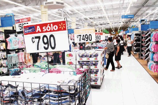  Pocos colones hacen la diferencia. Los Hipermás ahora son Walmart, donde prometen precios bajos todos los días.Fabián Hernández.