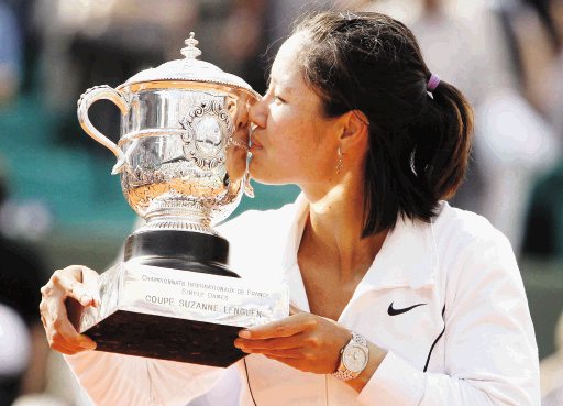  Li Na desbancó a Schiavone. La china Li Na besa el trofeo que la acredita como campeona del Ronald Garros, el primero para una tenista china.EFE