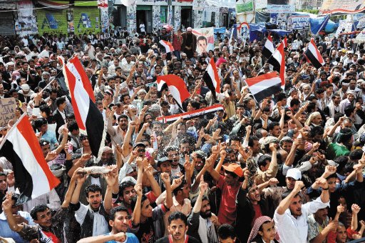 Pueblo festeja salida de Saleh. A las calles. EFE.