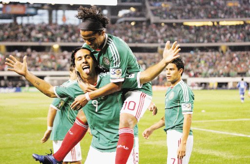  México copió la dosis tica. De Nigris abrió la cuenta. En once minutos (del 56 al 67) los aztecas metieron cuatro goles. AFP.